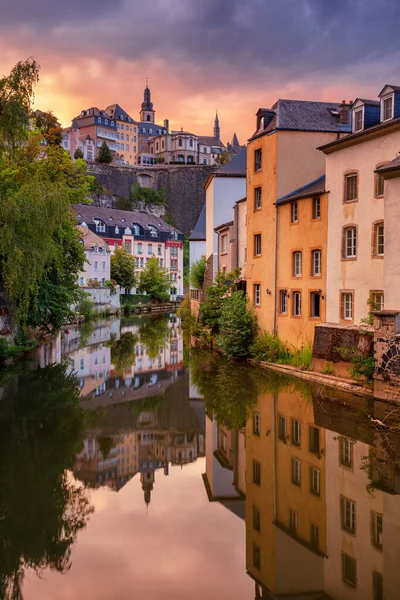 卢森堡市 卢森堡 美丽的夏日落日下卢森堡老城区的城市景观图像 — 图库照片
