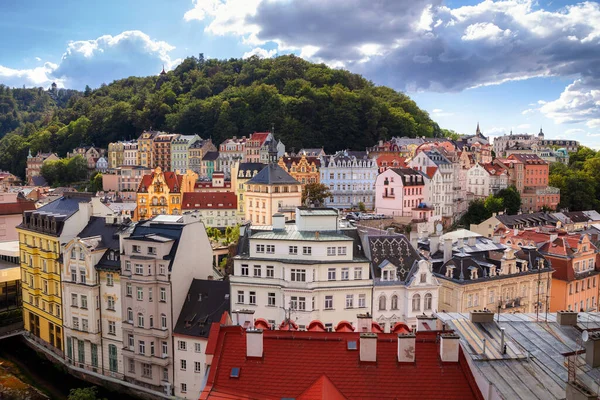 Karlovy Vary 捷克共和国 位于西波西米亚美丽艳阳天的卡洛维 卡尔斯巴德饰 的空中图像 — 图库照片