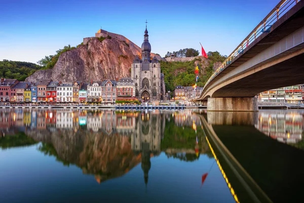 比利时 迪南美丽的历史名城迪南的城市景观形象与夏季日落时默兹河中的城市倒影 — 图库照片