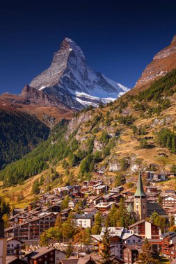Zermatt. İsviçre 'nin Zermatt kentinin ikonik bir görüntüsü. Güneşli sonbahar gününde arka planda Matterhorn var..