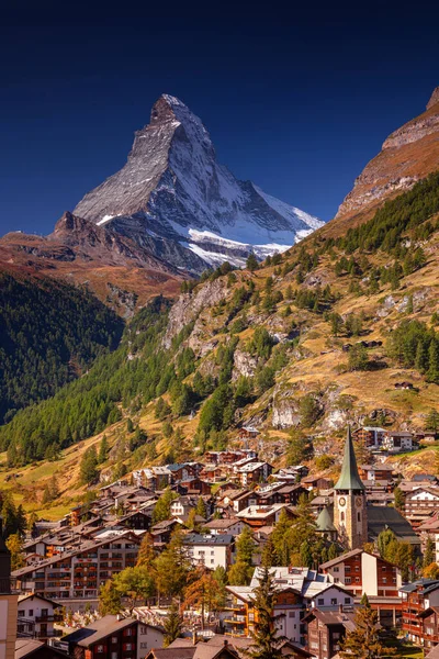 Zermatt 美丽而阳光明媚的秋日 瑞士Zermatt标志性村庄的图像 背景为Matterhorn — 图库照片