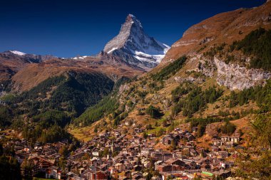 Zermatt, İsviçre. İsviçre 'nin Zermatt kentindeki güneşli sonbahar gününde arka planda Matterhorn olan ikonik bir köy..