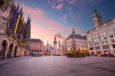 Münih, Almanya. Münih şehir merkezi, Almanya Marienplatz ile güzel sonbahar gündoğumunda.
