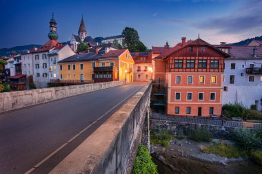 Murau, Avusturya. Avusturya, Murau 'nun güzel yaz günbatımındaki şehir manzarası.