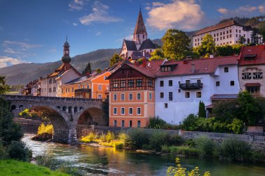 Murau, Avusturya. Avusturya, Murau 'nun güzel yaz günbatımındaki şehir manzarası.