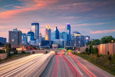 Minneapolis, Minnesota, ABD. Minneapolis, Minnesota 'nın şehir merkezinin görüntüsü. Güzel sonbahar günbatımında şehir merkezine giden yoğun bir otoyol var..