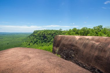 Mavi gökyüzü ve vahşi arka planda Phu şarkı, Bueng Kan, Tayland ile Whale-Shaped rock güzel sahne