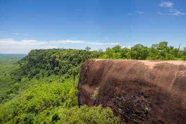 Mavi gökyüzü ve vahşi arka planda Phu şarkı, Bueng Kan, Tayland ile Whale-Shaped rock güzel sahne