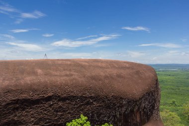Fotoğraf makinesi tripod üzerinde üst, Phu şarkı, Bueng Kan, Tayland ile Whale-Shaped rock güzel sahne