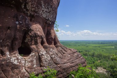 Arka planda, Phu şarkı, Bueng Kan, Tayland jungle ve mavi gökyüzü ile kumtaşı uçurumdan güzel sahne