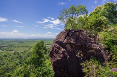 Arka planda, Phu şarkı, Bueng Kan, Tayland jungle ve mavi gökyüzü ile kumtaşı uçurumdan güzel sahne