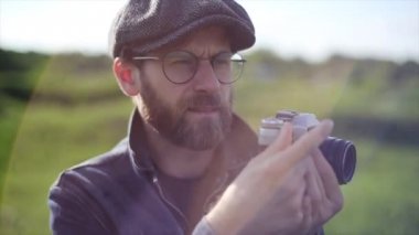 Hipster fotoğrafçı Vintage fotoğraf makinesi ile fotoğraf çekmek