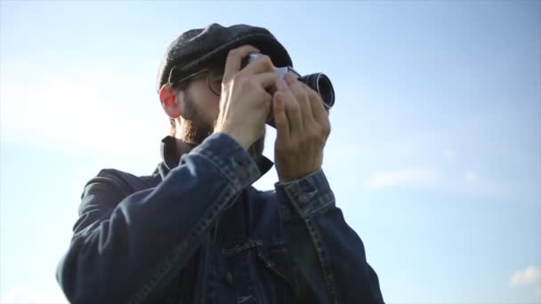 流行に敏感なカメラマンは ビンテージ カメラで写真を撮る — ストック動画