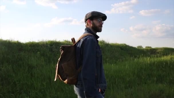 走在山上的旅行者 在田野上漫步的时髦 — 图库视频影像