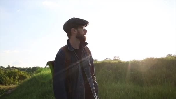 Wanderer Auf Einem Hügel Hipster Laufen Auf Feldern — Stockvideo