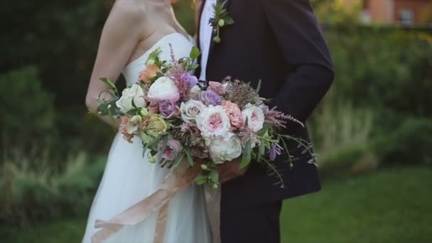 Casal Casamento Noiva Abraçadora Noivas — Vídeo de Stock