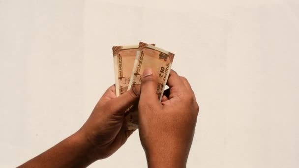 Руки Человека Считающего Новые Индийские Банкноты Рупий — стоковое видео