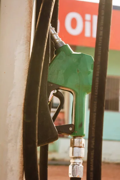 Distributeur d'essence de mazout à la station-service. Buse de carburant pour ravitailler l'essence pour la voiture . — Photo