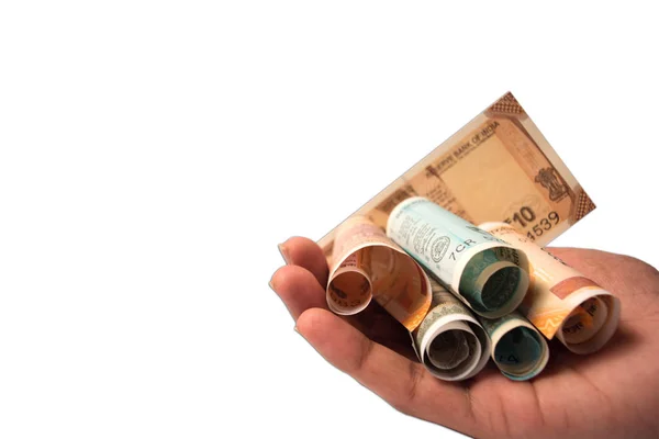 Håller nya indiska 10,50 och 500 rupier valuta i hand på isolerade Anteckningsbakgrund. — Stockfoto