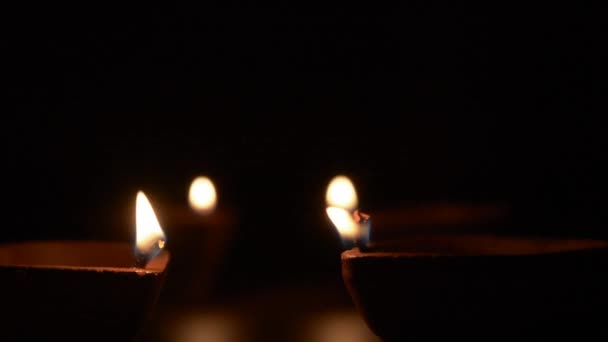 Diwali Terracota Diyas Sobre Fondo Oscuro Que Utilizan Iluminación Casa — Vídeos de Stock