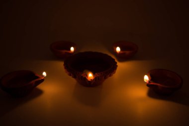 Evi diwali zamanlarda aydınlatma kullanılan Diwali pişmiş toprak diyas koyu arka plan üzerinde