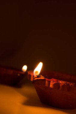 Evi diwali zamanlarda aydınlatma kullanılan Diwali Closeup pişmiş toprak diyas koyu arka plan üzerinde