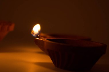 Evi diwali zamanlarda aydınlatma kullanılan Diwali Closeup pişmiş toprak diyas koyu arka plan üzerinde
