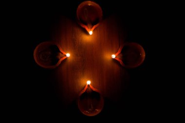 Evi diwali zamanlarda aydınlatma kullanılan Diwali pişmiş toprak diyas koyu arka plan üzerinde