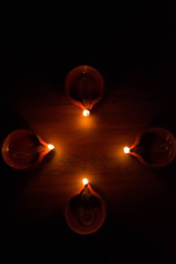 Evi diwali zamanlarda aydınlatma kullanılan Diwali pişmiş toprak diyas koyu arka plan üzerinde