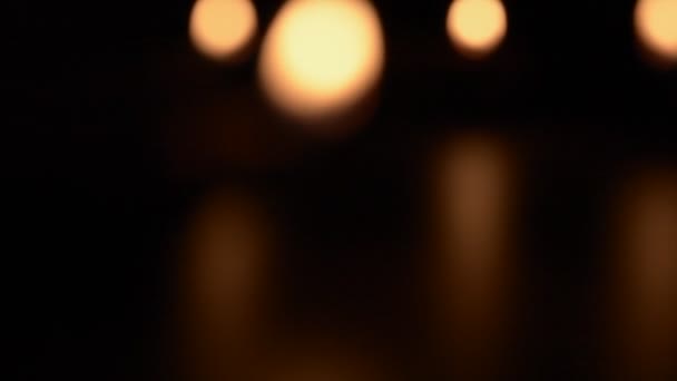 在迪瓦里庆祝活动中 在黑暗的背景下使用迪瓦里兵马俑照亮了房子 — 图库视频影像