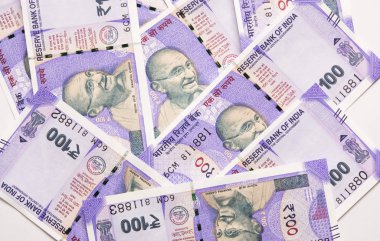 Tüm yeni 100 rupi Hint para islolated arka plan üzerinde dağınık..