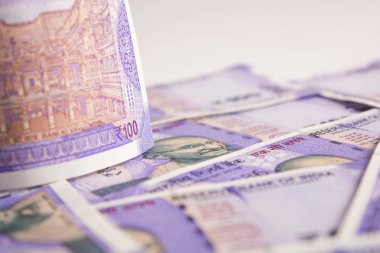 İslolated arka plan üzerinde tüm yeni 100 rupi Hint para.
