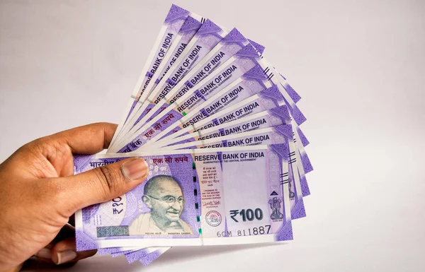 Nieuw 100 Roepies Indische Allevaluta Houdt Hand Islolated Achtergrond — Stockfoto