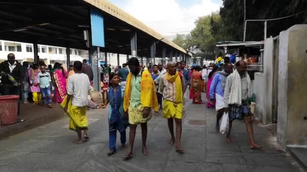 Povos Saindo Templo Depois Darshan Tirupati Índia — Vídeo de Stock