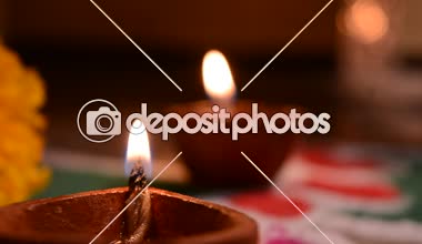 Evi diwali zamanlarda aydınlatma kullanılan Diwali pişmiş toprak diyas koyu arka plan üzerinde