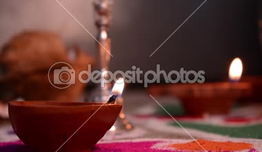 Evi diwali zamanlarda aydınlatma kullanılan Diwali pişmiş toprak diyas koyu arka plan üzerinde