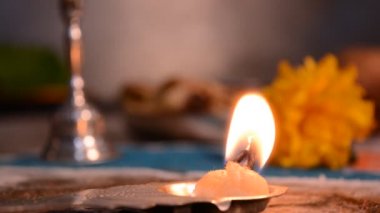 Aarti plaka bir Hindu Dini ayin ibadet, fitil ışıktan ghee (saf tereyağı) batırılmış veya kafur Tanrılar sunulmaktadır puja, bir parçası olduğunu.