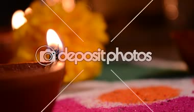 Diwali Diwali zamanlarda evi aydınlatma kullanılan koyu arka plan üzerinde pişmiş toprak diyas