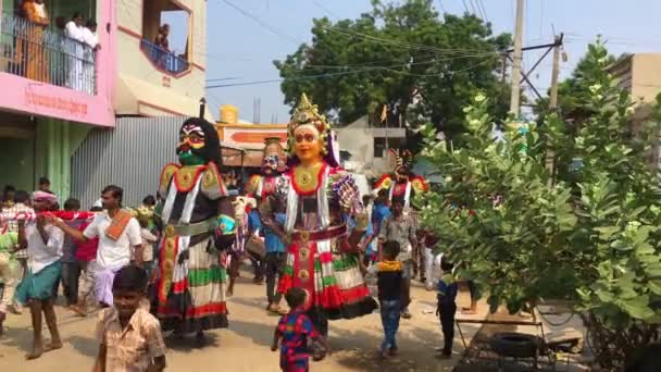 Hindistan Kasaba Dasara Festival Alayı Kalabalıklar Dansçılar Maski Içinde Yaklaşık — Stok video