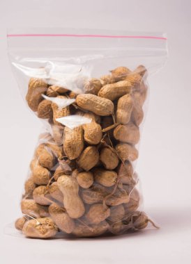 İsloated arka plan üzerinde plastik torba yerfıstığı Paketli