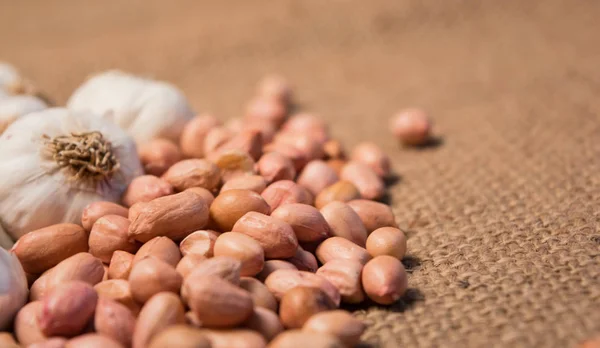 Grupo de Ajos y Groun nueces en saco para la alimentación. — Foto de Stock