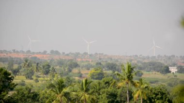 Rüzgar Enerji Santrali yeşil yemyeşil bitki örtüsü şehirde eteklerinde.