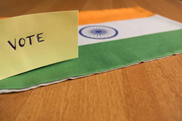 Concetto di voto - Adesivo per voto scritto a mano sulla bandiera indiana — Foto Stock