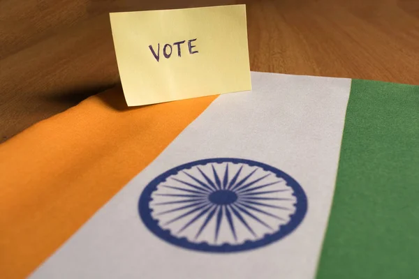 Concept Vote Autocollant Vote Écrit Main Sur Drapeau Indien — Photo