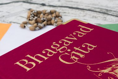 Maski, Karnataka, Hindistan - Aralık 29,2018: kutsal Bhagavad Gita'yı Hint bayrağı ile ahşap dokulu arka plan