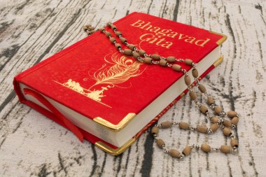 Maski, Karnataka, Hindistan - Aralık 29,2018: kutsal Bhagavad gita ile ahşap dokulu arka plan