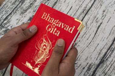 Maski, Karnataka, Hindistan - Aralık 29,2018 Holding Bhagavad Gita elle