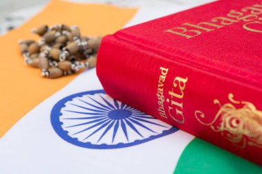 Maski, Karnataka, Hindistan - Aralık 29,2018: kutsal Bhagavad gita ile ahşap dokulu arka plan