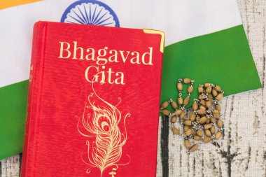 Maski, Karnataka, Hindistan - Aralık 29,2018: kutsal Bhagavad gita ile ahşap dokulu arka plan