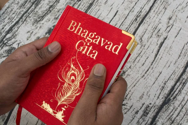 Maski Karnataka India December 2018 Holding Bhagavad Gita Met Handen — Stockfoto